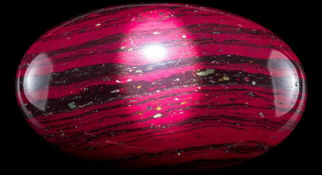 cerca arriba macro ver de un vibrante arremolinándose rubí rojo vaso orbe con negro rayas y espumoso inclusiones en contra un oscuro antecedentes foto