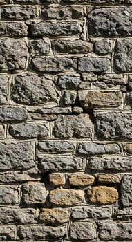 texturizado y resistido natural Roca pared con irregularmente conformado y tamaño bloques creando un rústico fachada foto