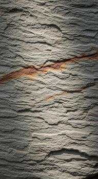 cerca arriba ver de resistido texturizado y en capas natural Roca superficie con sutil color variaciones y lineal estriaciones foto