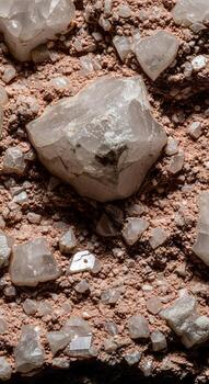 cerca arriba ver de un áspero cuarzo cristal incrustado dentro un matriz de rojizo marrón sedimentario rock y menor mineral fragmentos foto