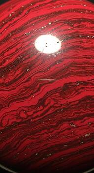 vibrante arremolinándose patrones de profundo rojo y oscuro marrón crear un fascinante resumen textura con un brillante blanco ligero reflexión foto