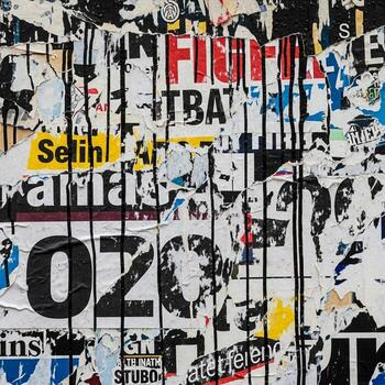 resumen urbano collage de Rasgado y en capas carteles con goteo pintar creando un texturizado y caótico visual efecto foto