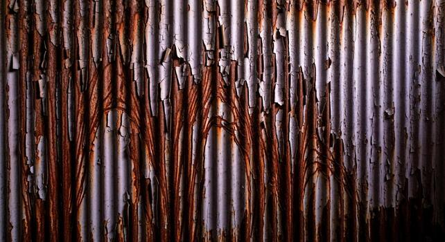 cerca arriba de resistido acanalado metal vía muerta con rayas de oxido y peladura pintar creando un texturizado resumen modelo foto