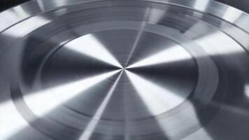 stänga upp av en skinande metall yta med strålande rader från de Centrum punkt av de objekt texturer mönster bakgrund video