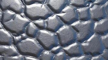 en stänga upp av en silver- texturerad yta med en ojämn och oregelbunden mönster Allt över de ram texturer mönster bakgrund video