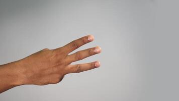 Nahansicht Hand Geste Zählen einer zu fünf mit Hand zum Mannschaft Gebäude Konzept auf Studio Hintergrund video