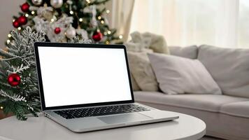 il computer portatile con bianca vuoto schermo modello su tavolo con un' Natale albero luci sfocato sfondo bokeh. luminosa vuoto il computer portatile Schermo finto su modello contro un' festivo sfondo. davanti Visualizza, avvicinamento. video