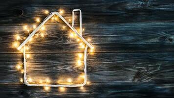 leggero lampadina Casa modello su un' tavolo. superiore Visualizza con copia spazio per testo. creativo casa luci idea, energia energia, proprietà. futuro inteligente tecnologia innovazione. innovativo vero tenuta concetti video