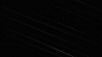 buio elegante minimalista sfondo con metallico o carbonio maglia effetto e delicato pendenza illuminazione. pieno HD looping astratto tecnologia animazione. video