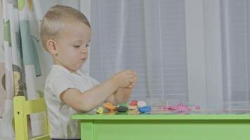 litet barn spelar och skapande med färgrik modellering lera video