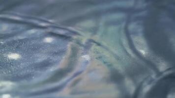 astratto vorticoso modelli di leggero riflettendo su un' strutturato superficie, la creazione di un' ipnotizzante e dinamico visivo effetto con delicato colore turni video
