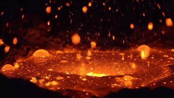 dynamisk utbrott av smält material med lysande flytande stänk och intensiv värme, skapande en fängslande visa av naturlig eldig kraft och flyktig energi i en mörk miljö video