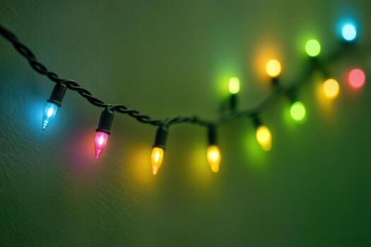 fiesta cuerda luces en contra un pared mostrando multicolor bombillas en un diagonal patrón, creando un festivo atmósfera en un interior ajuste con superficial profundidad de campo foto
