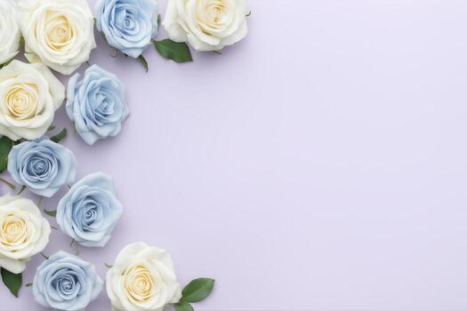 floral asimétrico frontera con azul y blanco rosas en un ligero lavanda antecedentes creando elegante Copiar espacio para invitaciones o saludo tarjetas foto