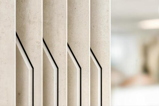 caliza persianas arreglado verticalmente demostración su rotado diseño con superficial profundidad de campo en un minimalista interior ajuste foto