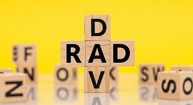 de madera bloques ortografía drv en un brillante amarillo estudio ajuste exhibiendo un minimalista y educativo concepto con un atención en letras aprendizaje y temprano infancia desarrollo creando un juguetón y eng foto