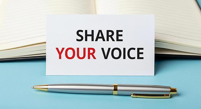 de cerca de un motivacional mensaje compartir tu voz desplegado en un blanco tarjeta metido en un ligero azul superficie con un abierto cuaderno y un bolígrafo simbolizando empoderamiento y libertad de expresión en un creat foto