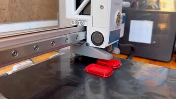 modern 3d skrivare skapande en röd plast objekt video