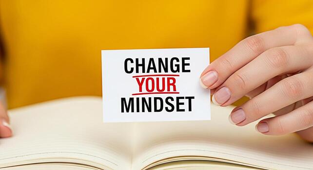 mujer participación un tarjeta con el motivacional mensaje cambio tu mentalidad terminado un abierto cuaderno promoviendo personal crecimiento y positivo pensando en un brillante inspirador ajuste foto