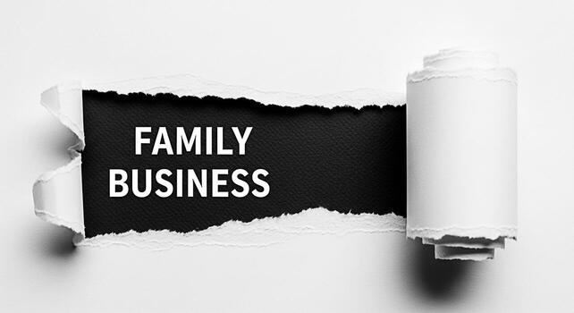 revelador el concepto de familia negocio mediante un Rasgado papel efecto en un negro antecedentes simbolizando transparencia y revelando oculto verdades en un minimalista y conceptual ajuste foto