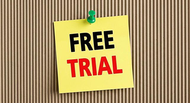 brillante amarillo pegajoso Nota mostrando gratis juicio adjunto a un acanalado cartulina antecedentes simbolizando un promocional oferta y creando un sentido de oportunidad y accesibilidad foto