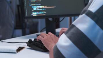 fechar-se tomada, isto trabalhador autonomo programador engenheiro trabalhando com computador teclado, mão digitando Programas códigos para inscrição desenvolvimento e local na rede Internet rede sistema em formação dados dentro sala. video