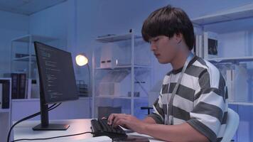 giovane maschio asiatico esso libero professionista programmatore e Tech ingegnere remoto lavori con computer e mobile Telefono, Software codici per applicazione sviluppo, e ragnatela Rete sistema informazione dati nel camera. video