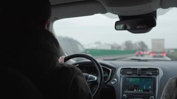 se från inuti bil som visar man körning bil på motorväg med navigering systemet på visa och trafik ett huvud. begrepp av transport, pendla och modern körning teknologi video