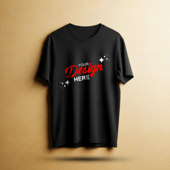 un' pianura nero maglietta con il testo il tuo design Qui nel rosso e bianca, visualizzato contro un' strutturato Marrone sfondo psd