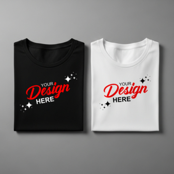 Due piegato magliette, uno nero e uno bianca, con il testo il tuo design Qui stampato su loro, visualizzato lato di lato su un' grigio superficie psd