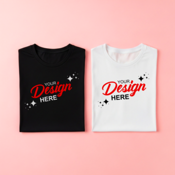 Due piegato magliette, uno nero e uno bianca, visualizzazione il testo il tuo design Qui con scintillante Accenti su un' rosa sfondo psd