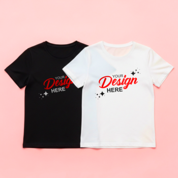 un' paio di piegato magliette, uno nel nero e il altro nel bianca, tutti e due mostrando il tuo design Qui con delicato scintillante elementi su un' morbido rosa superficie psd