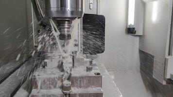 modern cnc 4-axlig våt fräsning bearbeta med automatisk verktyg förändra och kylmedel strömmar. video