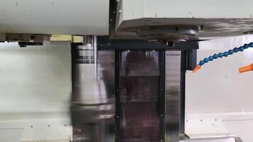 automatisk verktyg förändra i modern vertikal cnc fräsning maskin. video