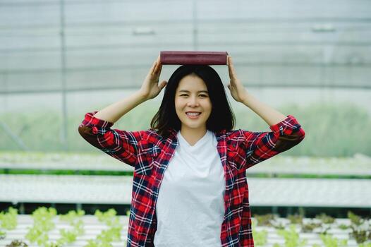 sonriente y siendo contento con tú mismo, siendo optimista y vivo un sencillo foto