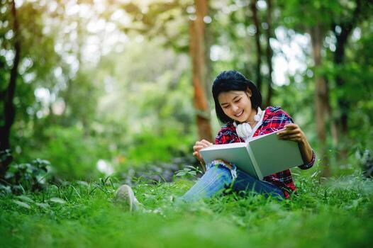 leyendo en el bosque y disfrutando tú mismo, pensando y reflejando en el tranquilo y relajante atmósfera foto