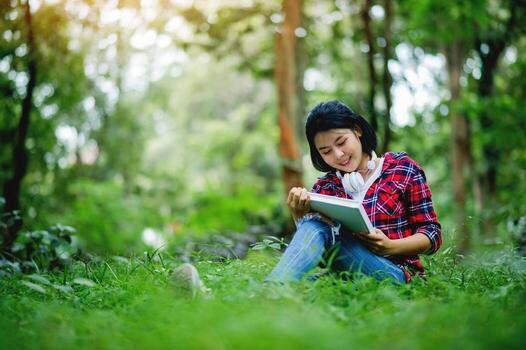leyendo en el bosque y disfrutando tú mismo, pensando y reflejando en el tranquilo y relajante atmósfera. foto