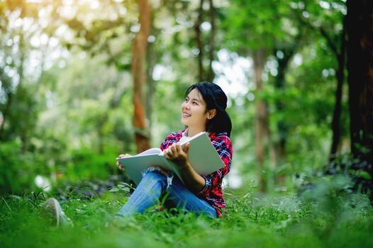leyendo en el bosque y disfrutando tú mismo, pensando y reflejando en el tranquilo y relajante foto