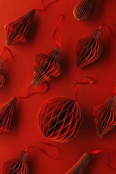 festivo rojo papel Navidad adornos como mínimo tendencia lineal patrón, colgando rojo linternas, linternas, pelotas con oro brillar en rojo fondo, estético monocromo, festivo fiesta parte superior ver foto