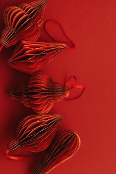 festivo rojo papel Navidad adornos, colgando rojo Linterna, linterna con oro brillar en rojo fondo, mínimo estilo estético monocromo foto, festivo fiesta parte superior ver plano laico modelo foto