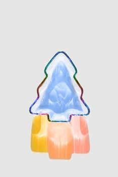 arco iris nuevo año árbol como cohete, Navidad abeto árbol desde transparente espumoso de colores vaso. brillante luz de sol y sombra. comenzar, nuevo logros, movimiento arriba concepto, mínimo estilo creativo tendencia foto