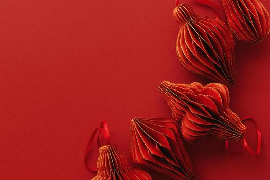 festivo vívido rojo papel Navidad adornos, colgando rojo Linterna, linterna con oro brillar en rojo fondo, mínimo estético monocromo foto, festivo fiesta parte superior ver plano laico patrón, copyspace foto