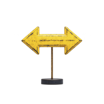 gul dubbel- pil tecken, isolerat på genomskinlighet bakgrund, med rustik textur och årgång stil, symboliserar riktning, val, och beslut, framkallar nyfikenhet och vägledning png