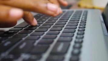 dedos digitando em computador portátil computador teclado video