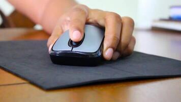 hand rullning och klick dator mus på skrivbord video