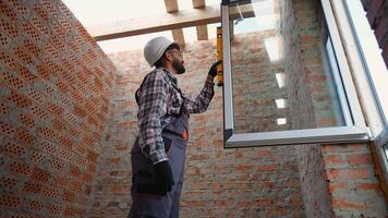 konstruktion arbetstagare montera en fönster med en utjämning verktyg video