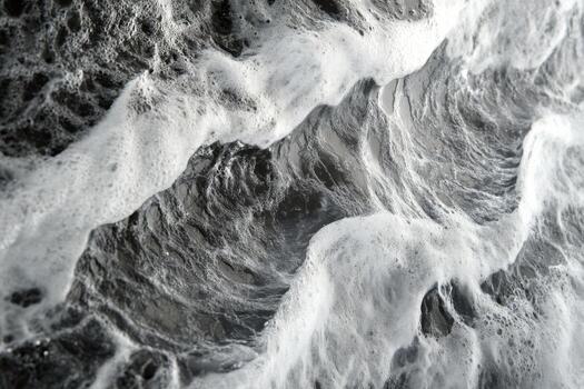 surgiendo ola rizado terminado con dramático textura en negro y blanco fotografía. foto