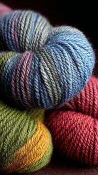 vibrante multicolor hilo madejas con texturizado fibras foto