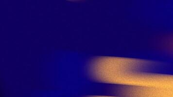 dynamisk abstrakt bakgrund med lysande gyllene ljus ränder i rörelse tvärs över en djup blå texturerad duk video