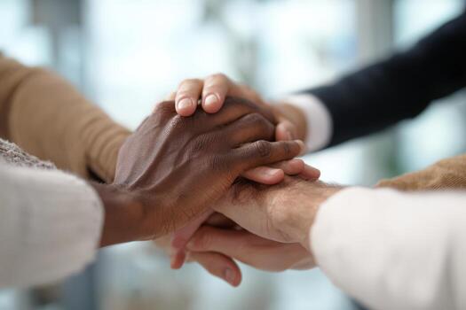 diverso grupo de manos, incluso oscuro piel y ligero piel, apilado juntos en un gesto de unidad y colaboración, simbolizando trabajo en equipo y solidaridad en un profesional ambiente foto